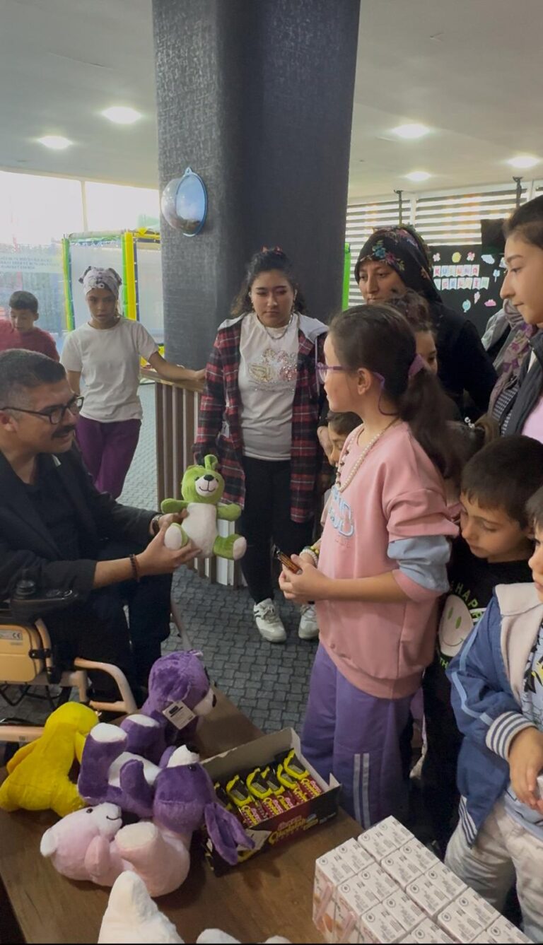 “Küçük Hediyeler, Büyük Gülümsemeler”